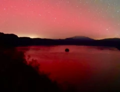 湖の上で観測されたオーロラと、天の川の写真