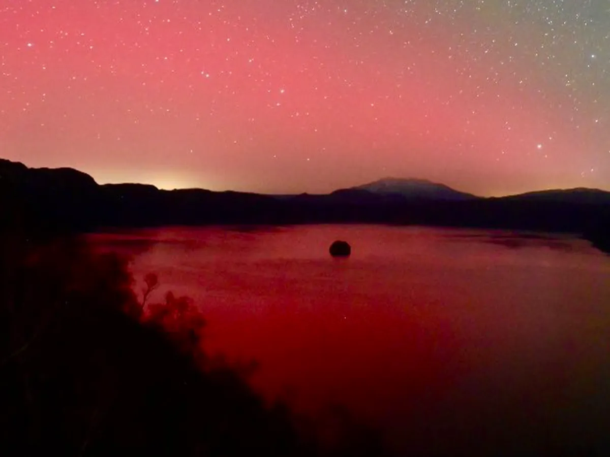 湖の上で観測されたオーロラと、天の川の写真