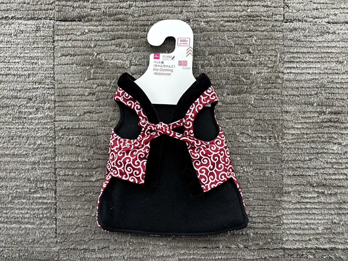 ダイソーで販売されているペット用のちゃんちゃんこの写真（撮影：grape編集部）
