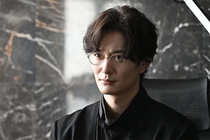 『ちょっとだけエスパー』に出演する岡田将生さんが写る場面写真