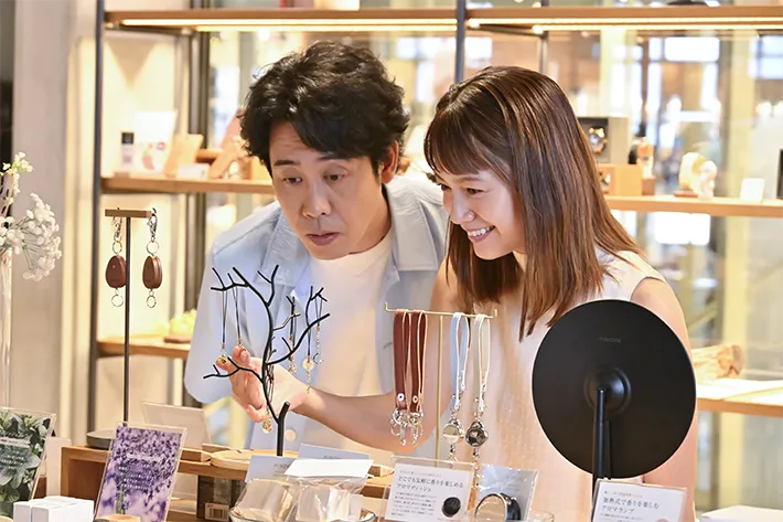 『ちょっとだけエスパー』に出演する大泉洋さんと宮﨑あおいさんが写る場面写真