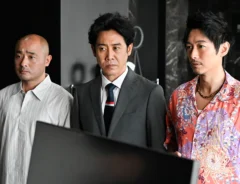 『ちょっとだけエスパー』に出演する大泉洋さんとディーン・フジオカさんと宇野祥平さんが写る場面写真