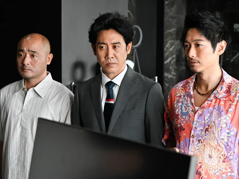 『ちょっとだけエスパー』に出演する大泉洋さんとディーン・フジオカさんと宇野祥平さんが写る場面写真