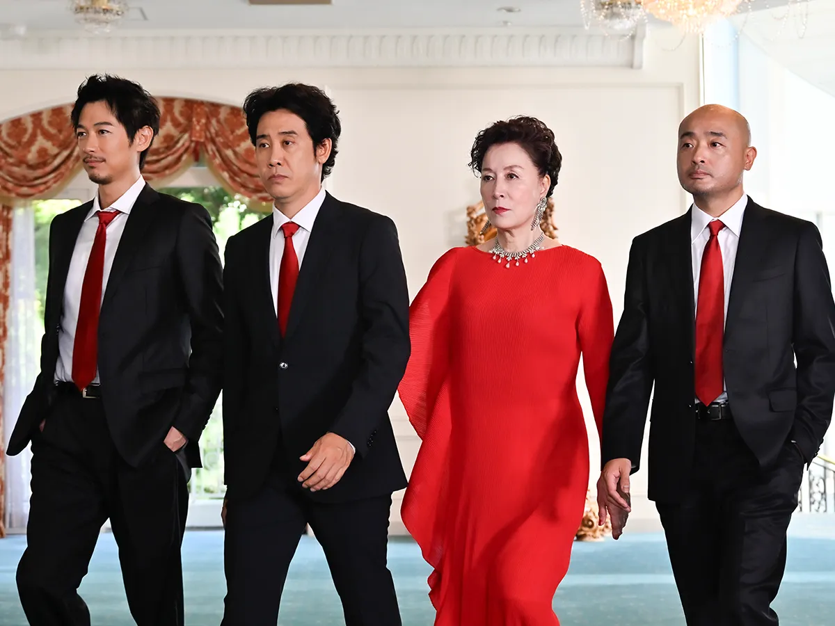 『ちょっとだけエスパー』に出演する大泉洋さんと高畑淳子さんなど4人が写る場面写真