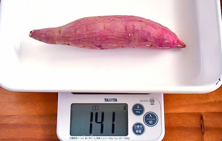 サツマイモの重をはかる写真（撮影：小泉明代）