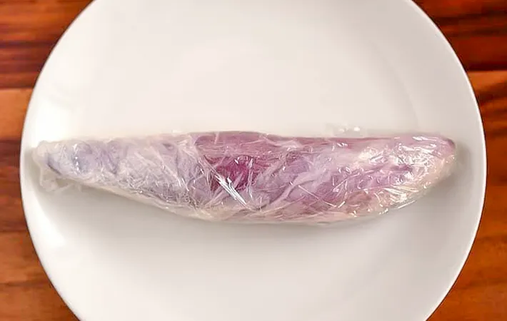 濡らしたキッチンペーパーとラップで包んだサツマイモの写真（撮影：小泉明代）