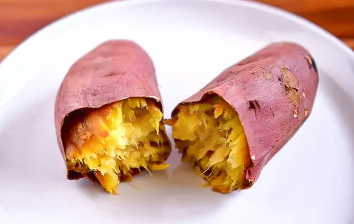 市販の焼き芋を割った写真（撮影：小泉明代）