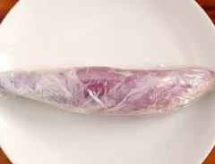 濡らしたキッチンペーパーとラップで包んだサツマイモの写真（撮影：小泉明代）