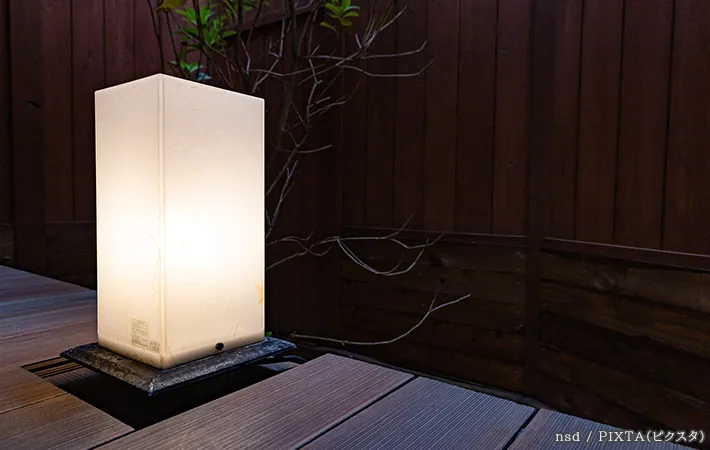 縁側の灯りの写真