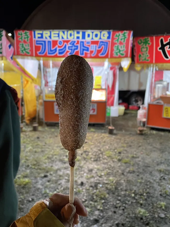 手にするフレンチドックの写真