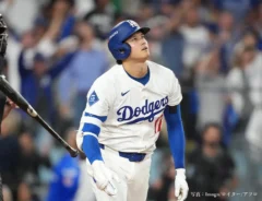 バットを投げる大谷翔平選手の写真