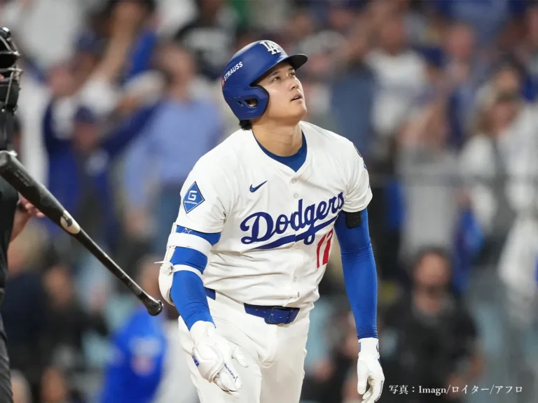 バットを投げる大谷翔平選手の写真