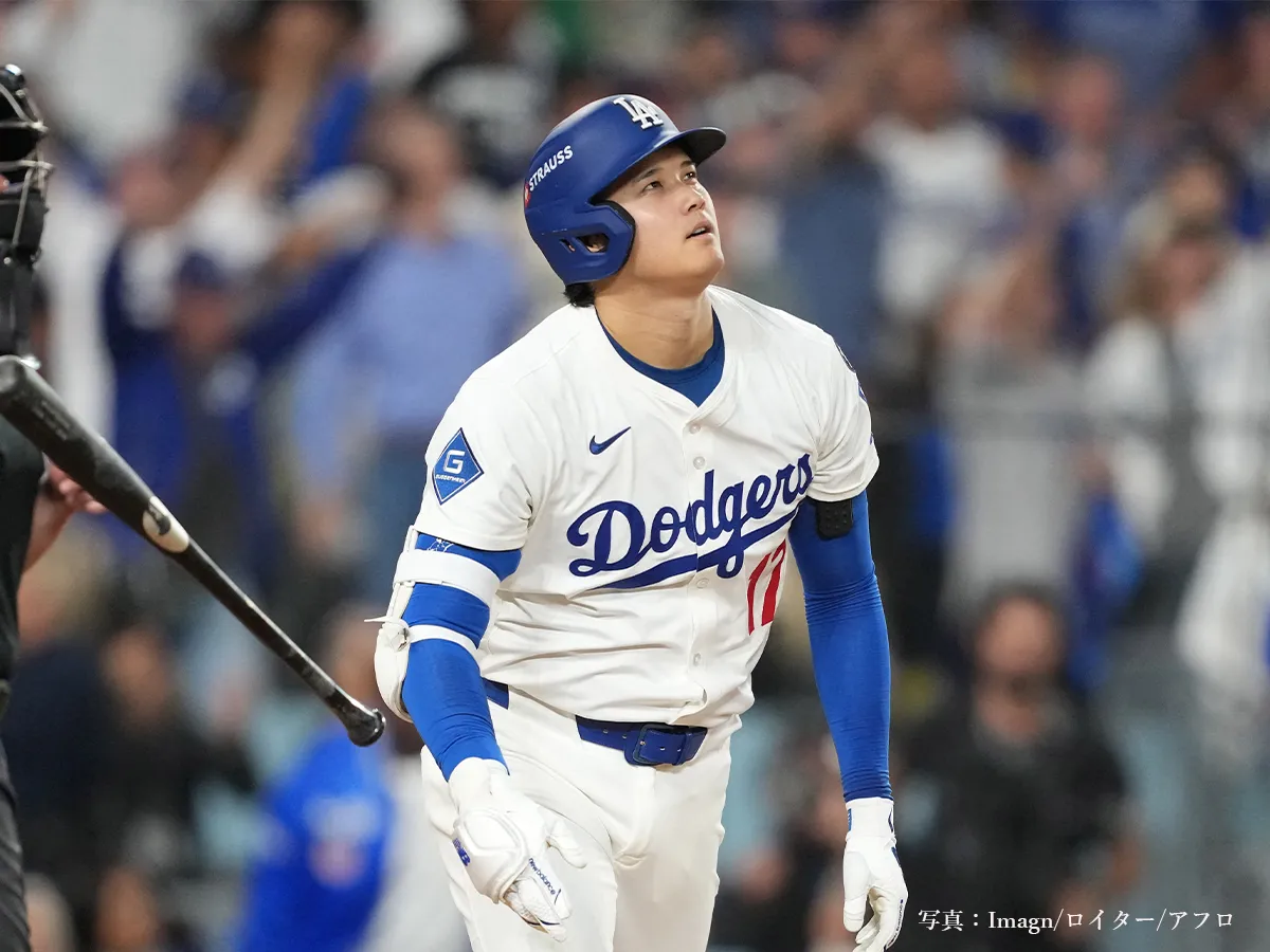 バットを投げる大谷翔平選手の写真