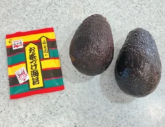 アボカドと『お茶づけ海苔』（撮影：grape編集部）