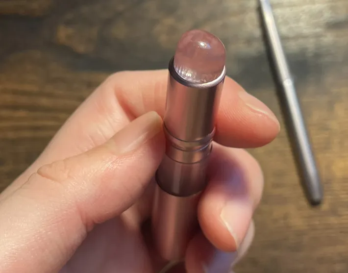 『蓋つきシリコーンリップブラシ スリムタイプ』の写真（撮影：grape編集部）
