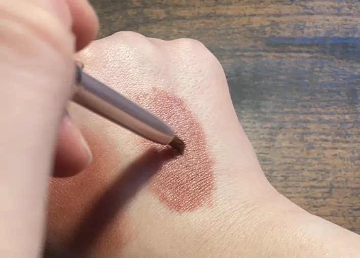 リップをぼかす写真（撮影：grape編集部）