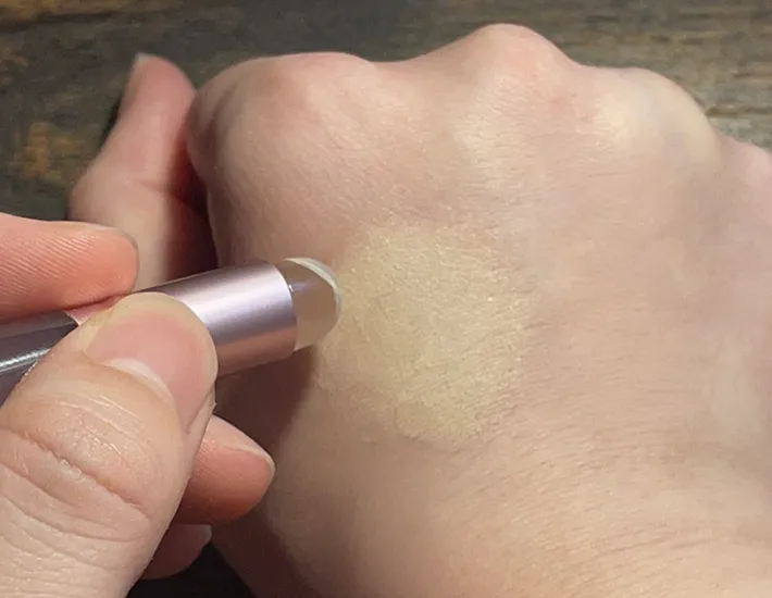 コンシーラーをぼかす写真（撮影：grape編集部）