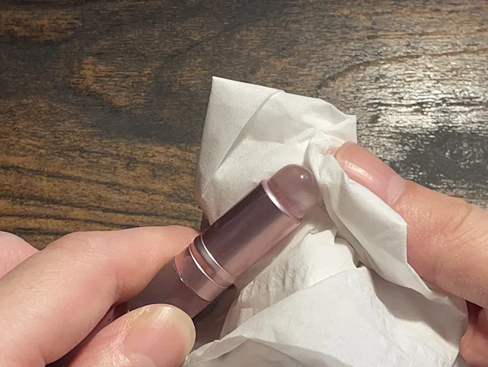 リップブラシをティッシュで拭く写真（撮影：grape編集部）