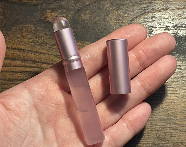 『蓋つきシリコーンリップブラシ スリムタイプ』の写真（撮影：grape編集部）