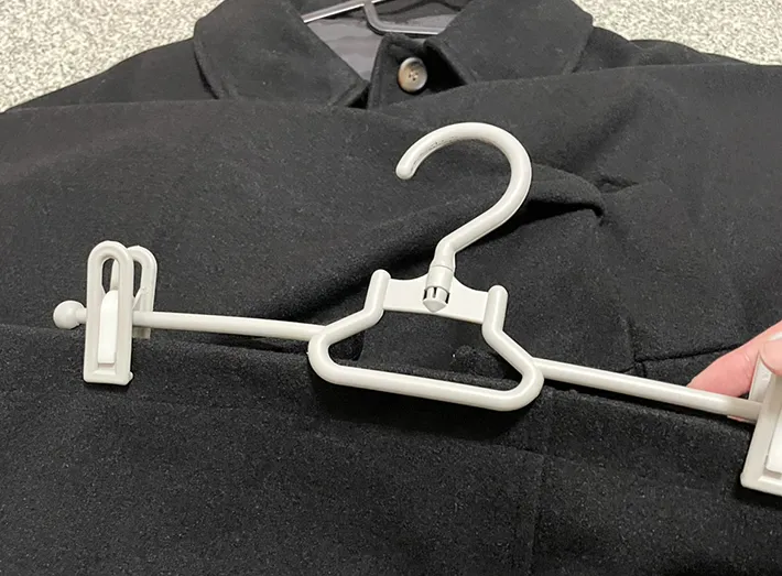 コートの裾をハンガーで留める写真（撮影：grape編集部）
