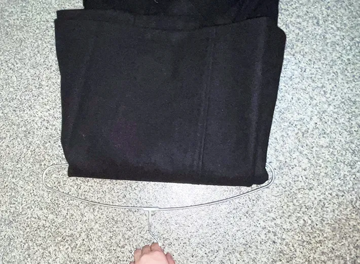 ハンガーにコートの裾を通す写真（撮影：grape編集部）