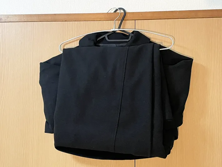 折り畳まれたロングコートの写真（撮影：grape編集部）