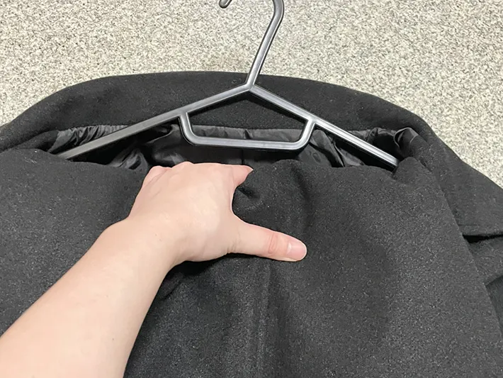 コートの裾をハンガーに差し込む写真（撮影：grape編集部）