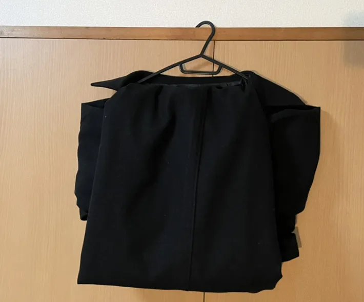 折り畳まれたロングコートの写真（撮影：grape編集部）