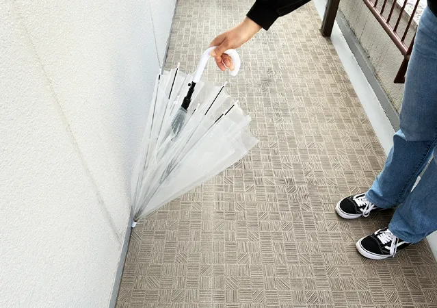 手を濡らさずに傘をたたむ方法（撮影：grape編集部）