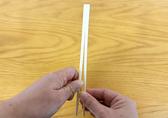 割りばしをきれいに割る方法（撮影：grape編集部）