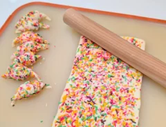 カラースプレーを練り込んだパイ生地