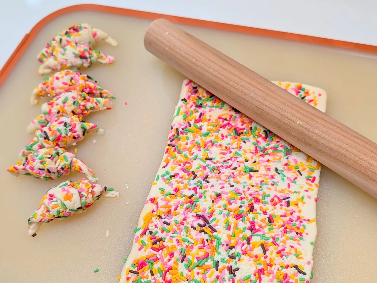 カラースプレーを練り込んだパイ生地