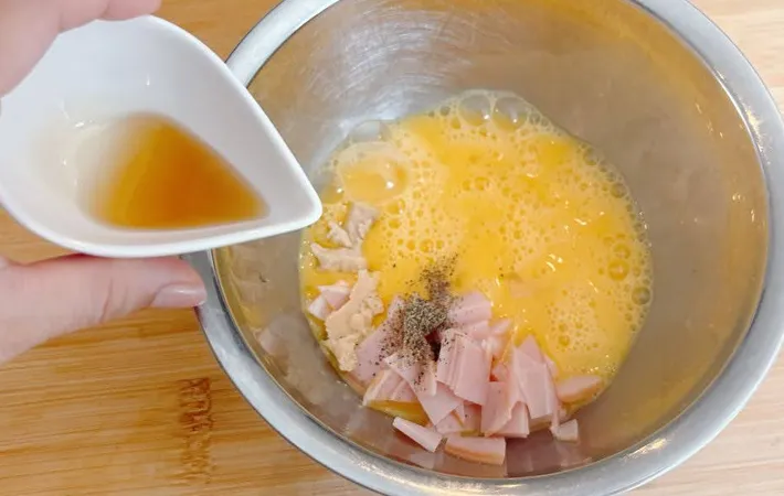 『パラパラもち麦炒飯』を作る写真（撮影：キジカク）