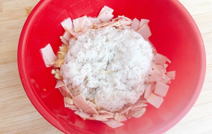 『パラパラもち麦炒飯』を作る写真（撮影：キジカク）