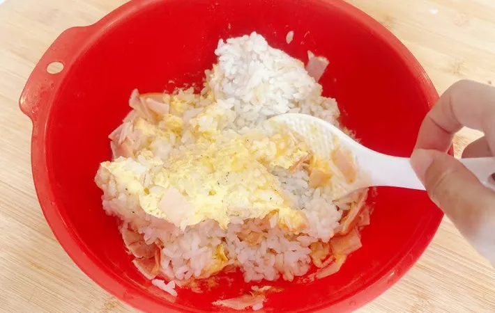 『パラパラもち麦炒飯』を作る写真（撮影：キジカク）