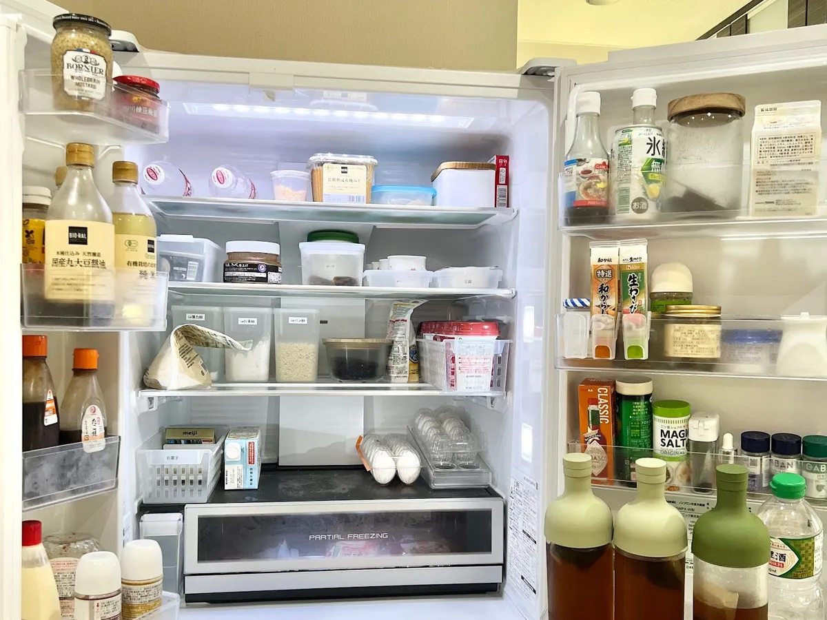 扉が開いた冷蔵庫の写真(撮影:Classy Life)