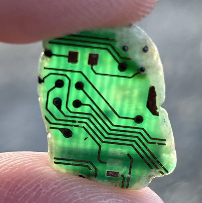 海岸で見つかった謎の基盤の写真