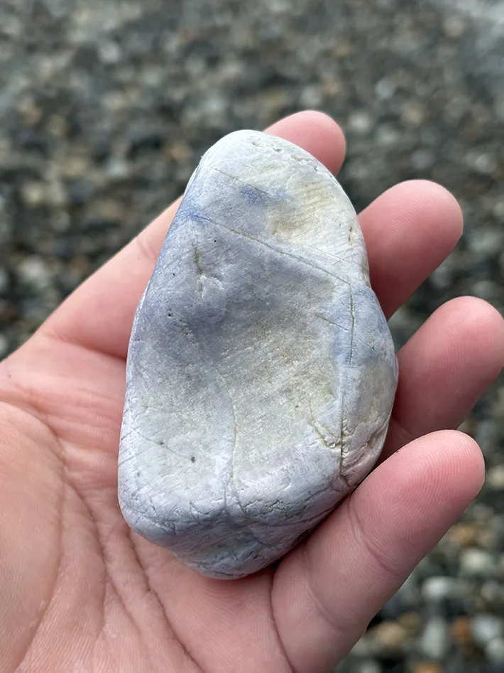 海岸で見つかった重たい石の写真