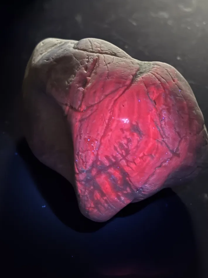 ライトが当たって光り輝くコランダムの写真