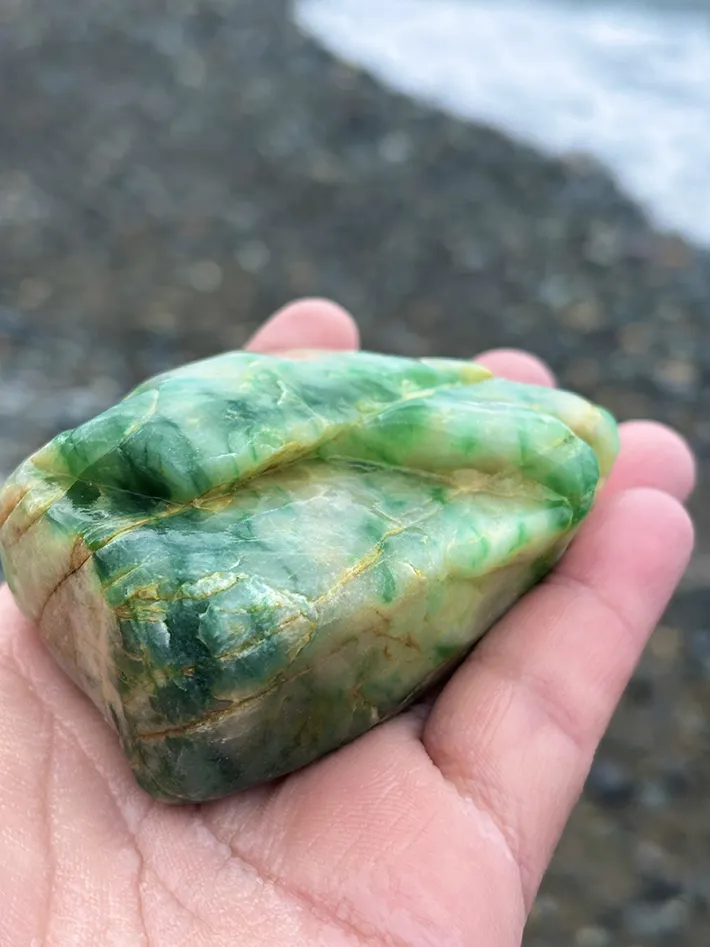 海岸で見つけたヒスイの写真