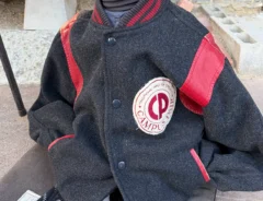 人間の服を着たイタリアン・グレーハウンド