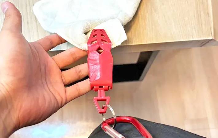 セリア『カラビナ・キーフック クリップ付』の使用写真（撮影：キジカク）