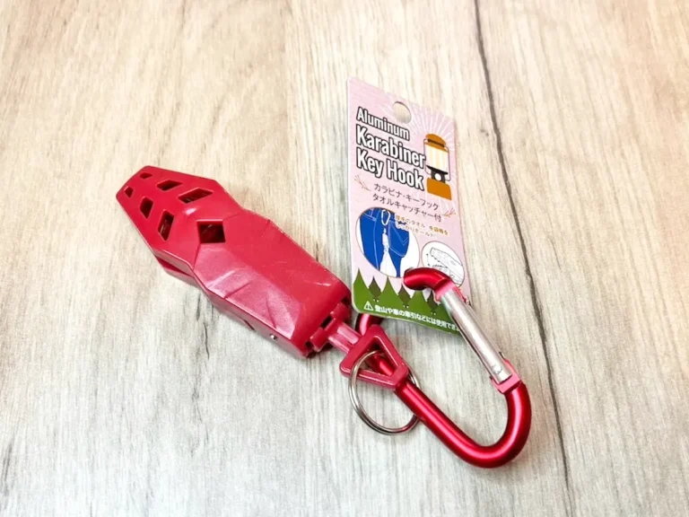 セリア『カラビナ・キーフック クリップ付』の写真（撮影：キジカク）