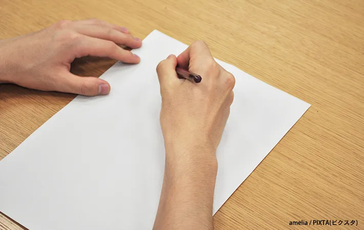 手紙を書いている写真