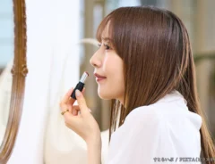 化粧をしている女性の写真