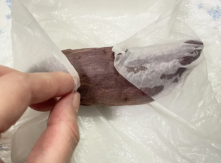 サツマイモをキッチンペーパーで包む写真（撮影：grape編集部）