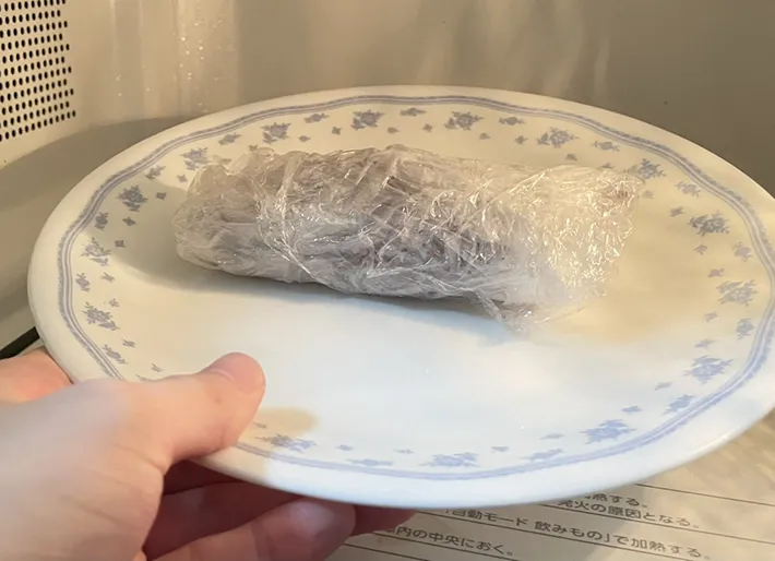 サツマイモを電子レンジに入れる写真（撮影：grape編集部）