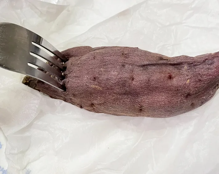 フォークの刺さったサツマイモの写真（撮影：grape編集部）