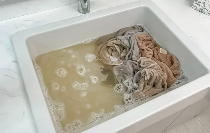 タオルをつけ置き洗いしている写真（撮影：Heulie）