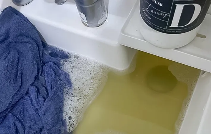 茶色の水の写真（撮影：Heulie）